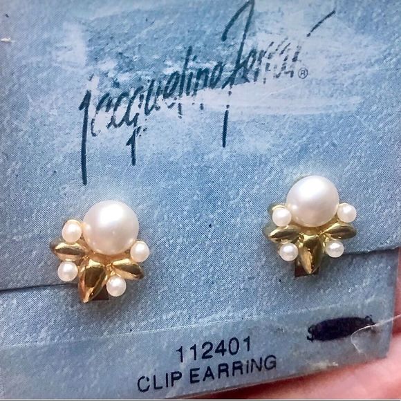 Vintage clip on earrings - 2 pair one gold tone -one silver tone - Picture 7 of 8